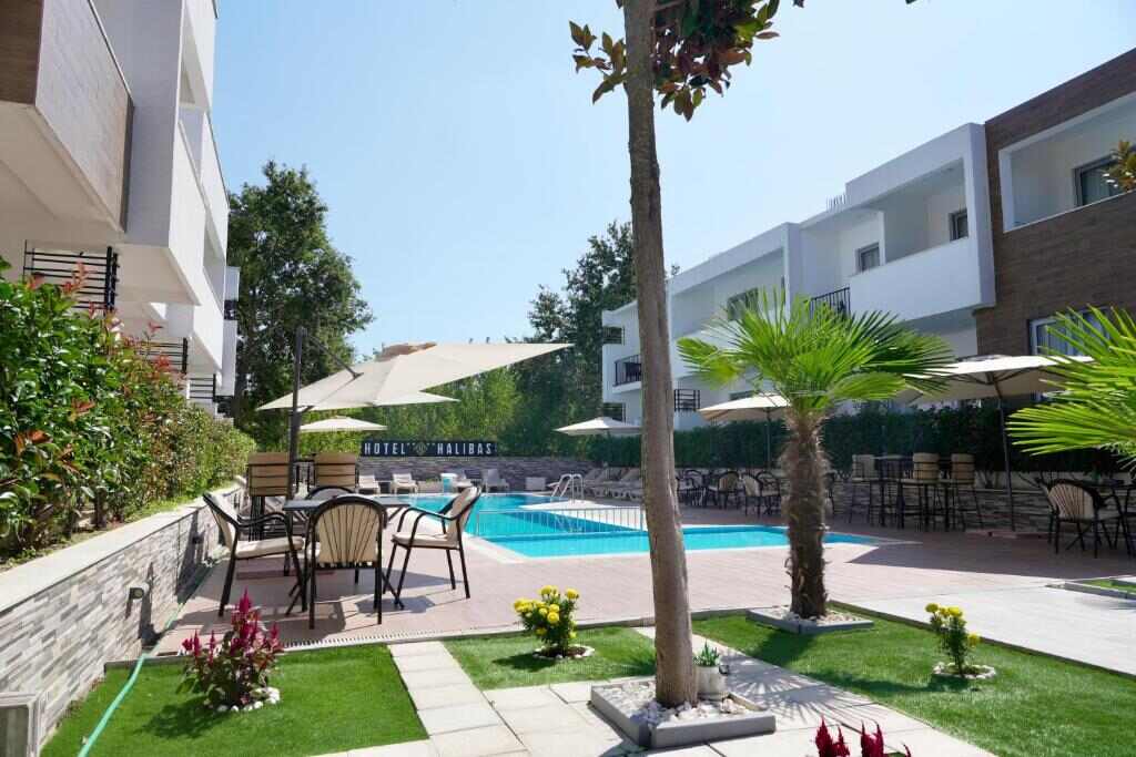 Garden, terrace and pool area of Hotel Halibas in Ulcinj
